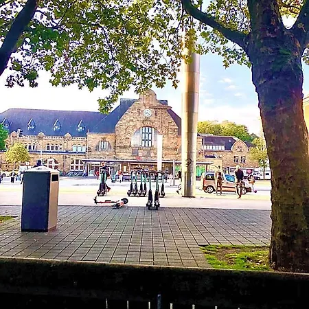 Am Bahnhof آخن