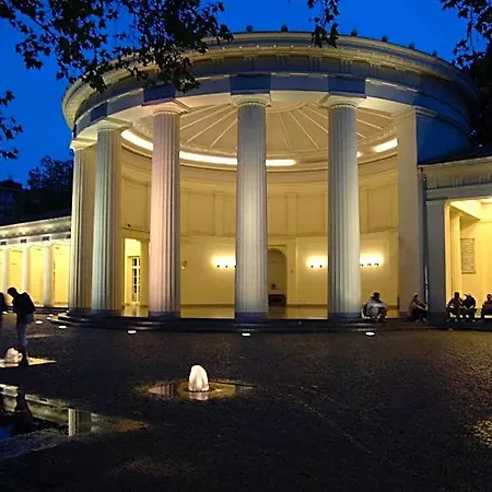 Am Bahnhof آخن